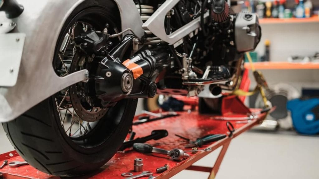 Comment installer un kit de rabaissement moto