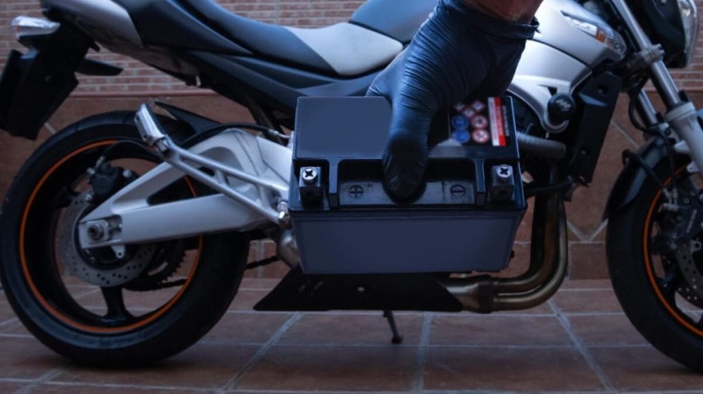 Démarrer une moto avec une batterie de voiture