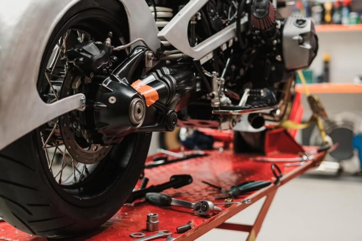 Comment installer un kit de rabaissement moto