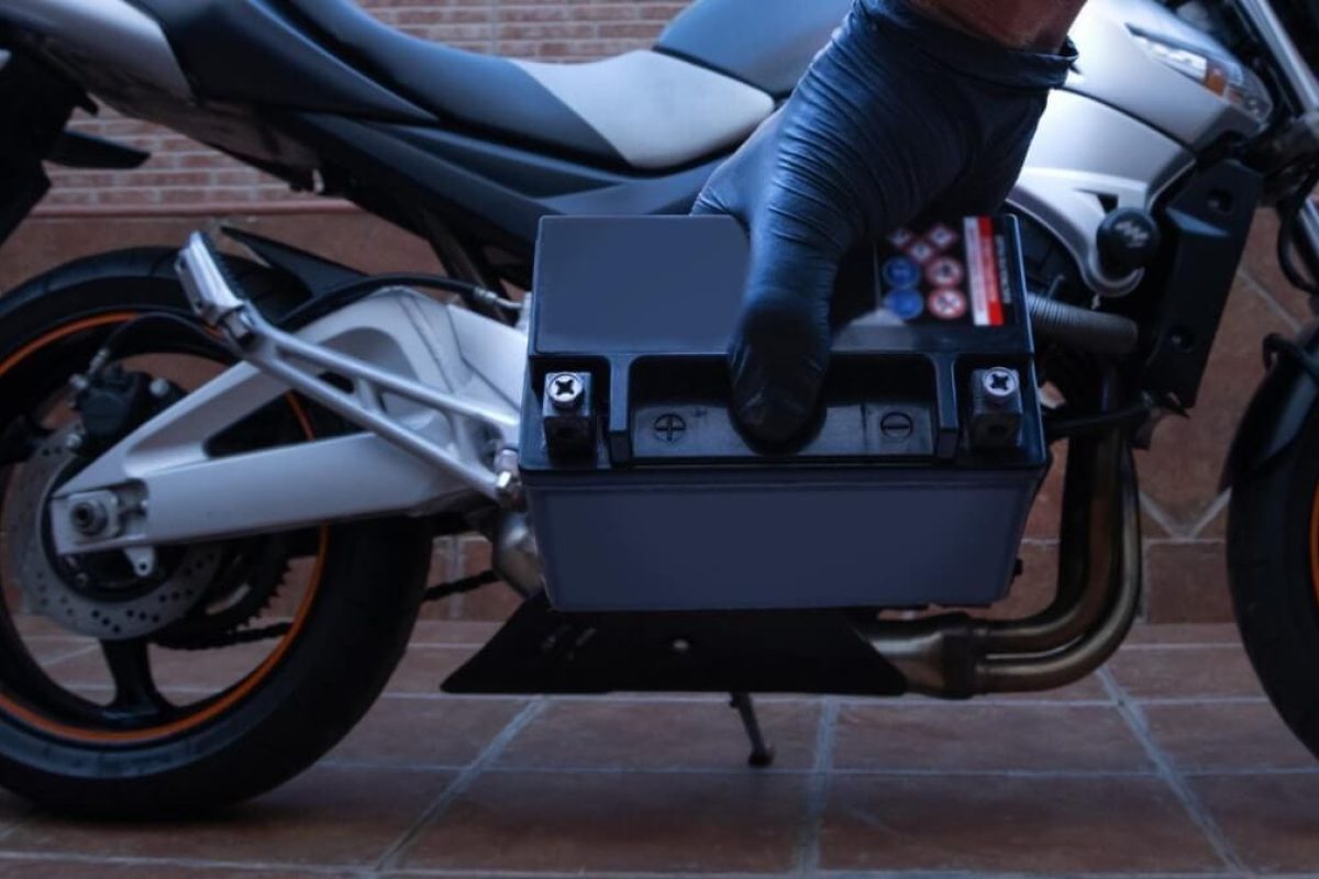 Démarrer une moto avec une batterie de voiture